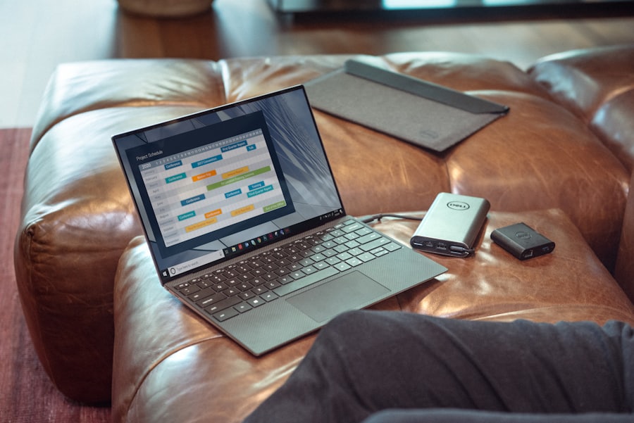 Meja kerja dengan laptop dan catatan