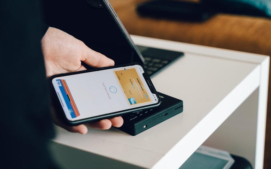 Pengguna melakukan mobile banking dari ponsel