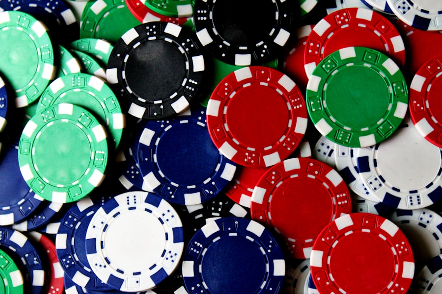 Chip poker berserakan di atas meja